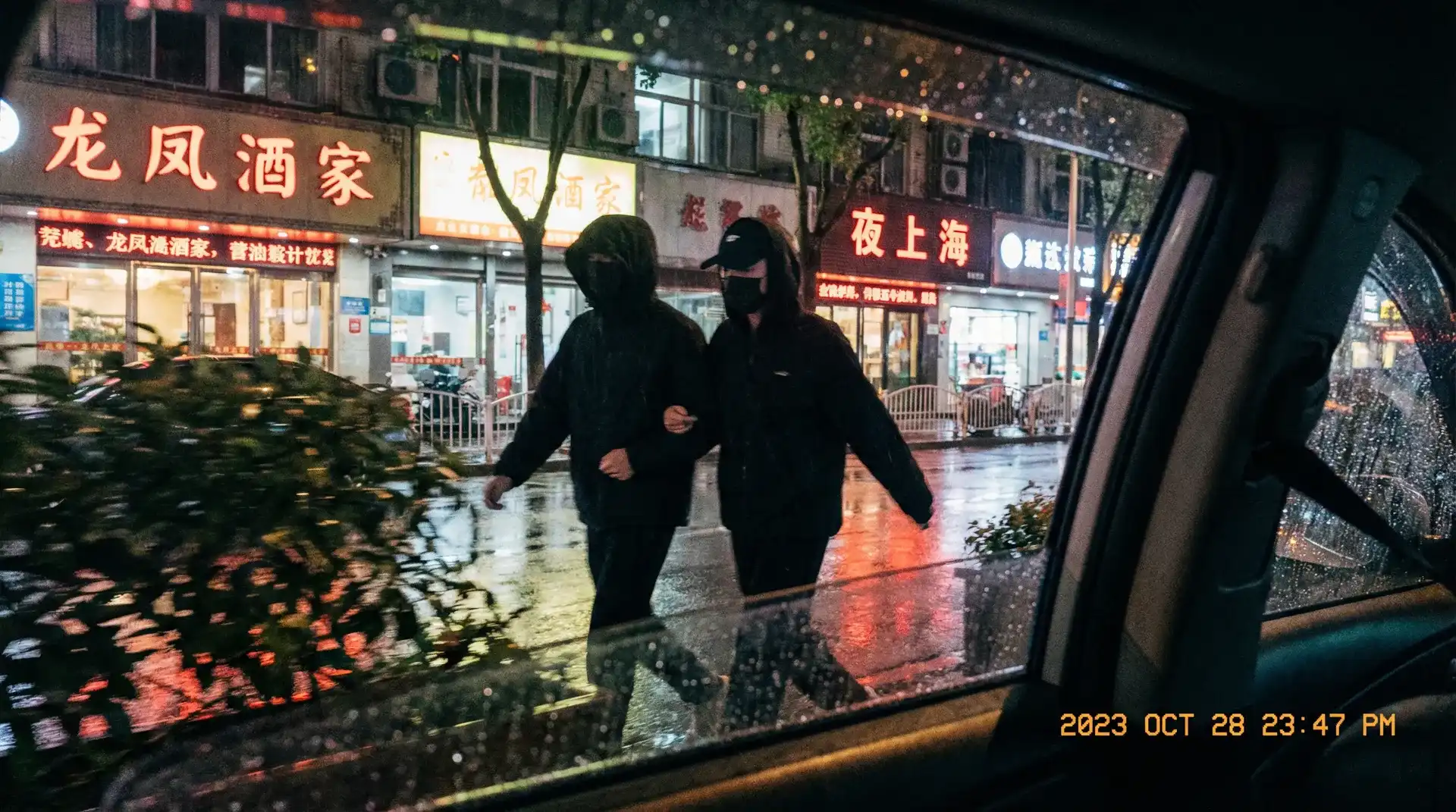 洗屋先生未增删带翻译中文翻译樱花免 - 顶流明星深夜密会现场抓拍照片